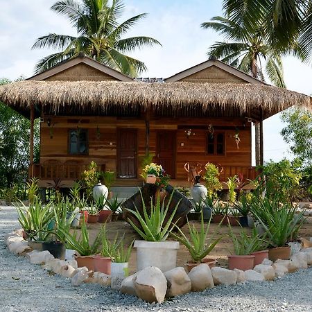 Fish Island Bungalows Kampot Bagian luar foto