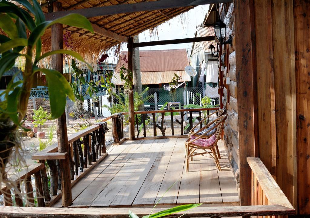 Fish Island Bungalows Kampot Bagian luar foto